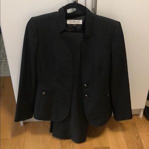 Beautiful tahari pinstripe pantsuit / suit